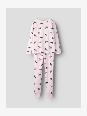 Set di pigiami in cotone rosa con maniche lunghe e pantaloni, decorato con un motivo ripetuto di vari animali dai toni scuri.