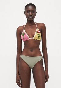 Kvačkani bikini gornji deo s ružičastim i žutim trokutastim čašama, ukrašenim cvjetnom刺em, u kombinaciji s maslinasto zelenim bikini donjim delom.