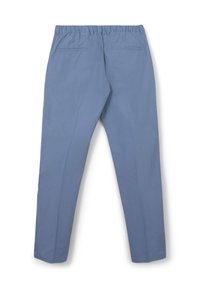 Hellblaue maßgeschneiderte Hose mit elastischem Bund, Gürtelschlaufen und zwei aufgesetzten Taschen auf der Rückseite, flach auf einem weißen Hintergrund präsentiert.