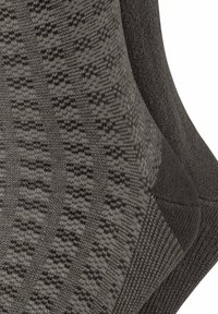 Stricksocken in Dunkelgrau mit einem dezenten Muster. Sie verfügen über eine glatte Textur und verstärkte Fersen- und Zehenbereiche.