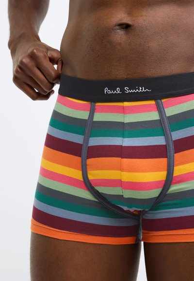 Bunte gestreifte Boxerbriefs mit einem schwarzen elastischen Bund, der das "Paul Smith"-Logo zeigt. Die Streifen sind orange, grün, grau und bordeauxfarben.