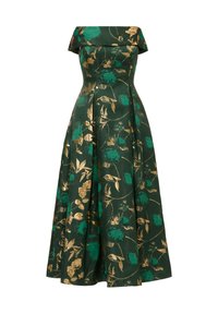 Šaty s odhalenými rameny, dlouhé až na zem, z tmavě zelené látky s květinovými vzory v zlaté a tyrkysové barvě; strukturovaný korzet a splývavá sukně.
