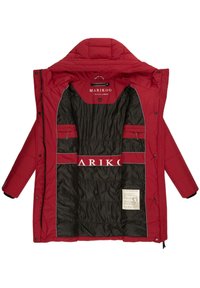 Veste d'hiver matelassée rouge avec doublure intérieure matelassée noire, capuche, fermeture éclair avant, et logo MARIKOO à l'intérieur.