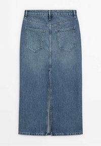 Blå denim midi kjol med två bakfickor, bälteshällor och en mitt bak slits för att underlätta rörelse.