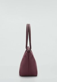 Bordo torba z trapezoidno obliko, gladko teksturo in dvema ozkima ročkama. Minimalističen dizajn brez vidnih dodatkov ali vzorcev.