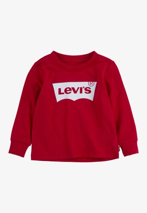 Rød langærmet toddlertrøje med hvid Levi's-logo centreret på brystet og ribbede manchetter på ærmerne.