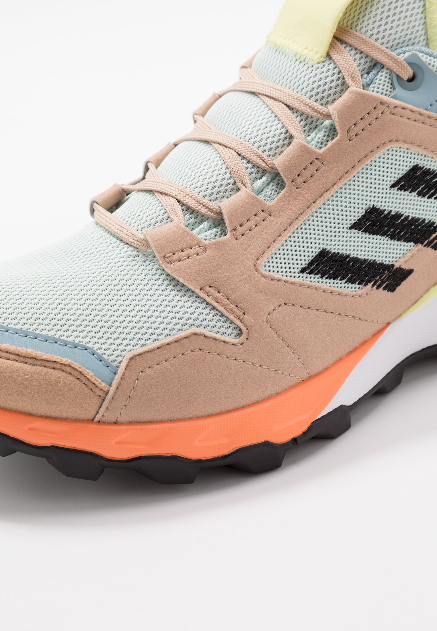 TERREX AGRAVIC TR UB Zapatillas de trail running dash greencore blackpale nude TERREX AGRAVIC TR UB Zapatillas de trail running dash greencore blackpale nude