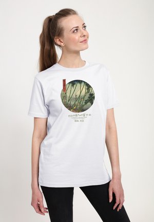 Hvid bomulds-T-shirt med en rund grafik af bambus på en grøn baggrund med japansk tekst og røde accenter.