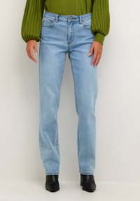 Jeans rectos de color azul claro, hechos de denim, que cuentan con un diseño clásico de cinco bolsillos y un cierre de botón en la cintura.