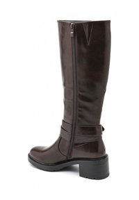 Bottines en cuir brun jusqu'au genou avec fermeture éclair sur le côté, détail de boucle contrastant, talon carré et texture lisse. Design durable et structuré.