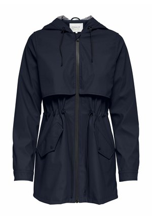 Marineblå vanntett jakke med hette, innsvingt midje, to frontlommer og glidelås. Har en stripete innerfôr.