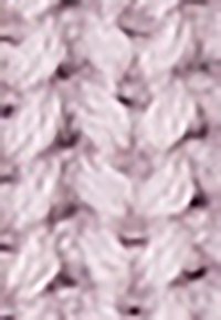 Gros plan sur un tissu tricoté rose avec un motif torsadé épais en maille câblée créant un design texturé et tressé.