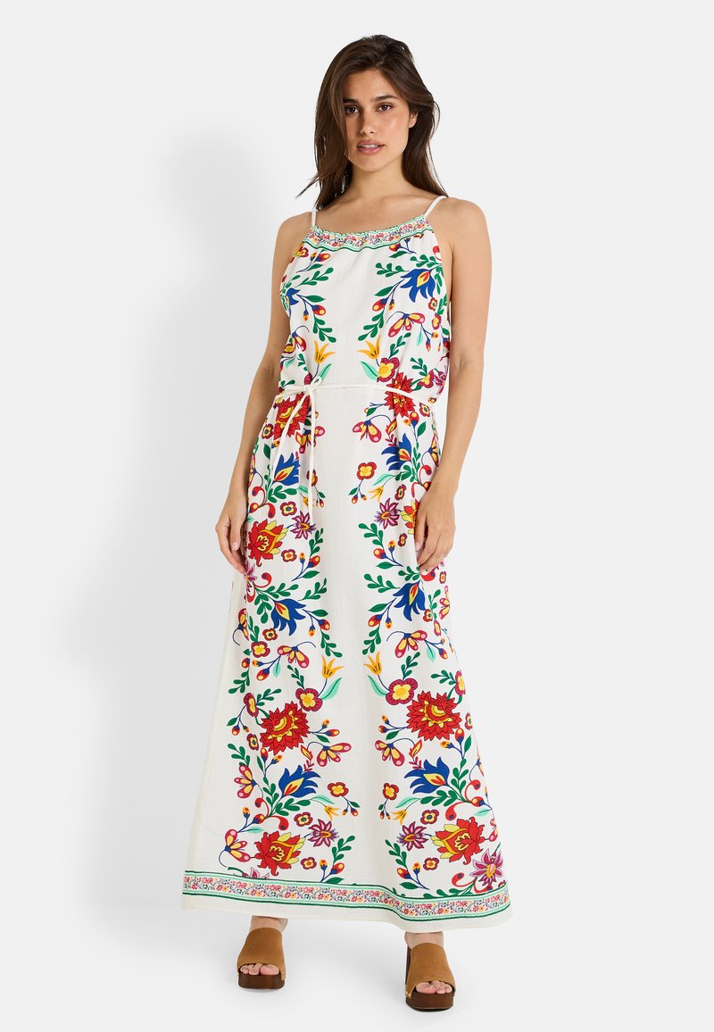 Vestido maxi de tela blanca con bordado floral colorido. Presenta tirantes finos, una cintura ajustable con cordón y un patrón decorativo en el dobladillo.