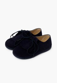 Pantofi din suede albastru marin, cu șireturi, accentuate cu margini ondulate, vârful rotund și o talpă flexibilă. Au șireturi contrastante și un căptușel interior moale.
