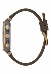 Skats no sāniem uz rokaspulksteni ar brūnu siksniņu, trim zelta toņa pogām un zelta toņa sprādzi.