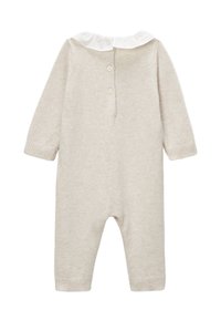 Grenouillère tricotée beige à manches longues, avec un col claudine blanc et trois boutons dans le dos. Les poignets sont côtelés pour un ajustement parfait.