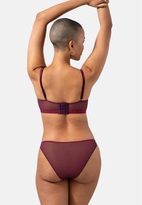 Viininpunainen alusvaatesetti, joka harmaista läpinäkyvistä materiaaleista, jonka hihnat ovat säädettävät ja takana on neppari, suunniteltu minimalistisessa tyylissä ja hienovaraisilla ompeluakkentteilla.