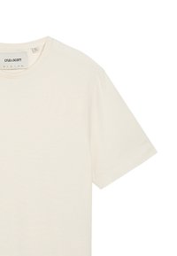 Cremefarvet bomulds T-shirt med rund halsudskæring, korte ærmer og et mærke med "LYLE & SCOTT" på kraven. Glat tekstur.