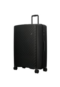 Zwarte harde koffer met diagonale groeven, uitschuifbare handgreep, vier wielen en een ritssluiting. Gladde textuur, modern ontwerp.