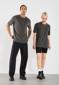 YOURTURN UNISEX BASIC GARMENT WASHED - Jednoduché tričko - asphalt