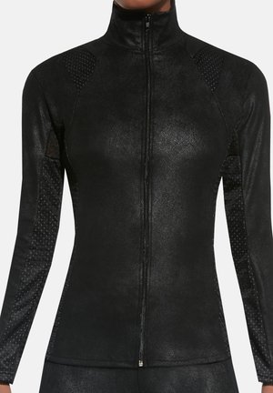 Zbliżenie na dopasowaną czarną kurtkę na zamek z teksturowanymi panelami na ramionach i rękawach, noszoną przez osobę widoczną od szyi do bioder.