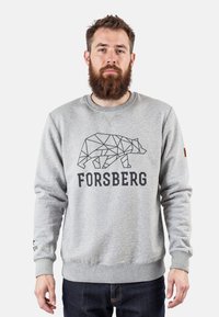Szary bawełnowy sweter z okrągłym dekoltem, z graficznym wzorem przedstawiającym geometrycznego niedźwiedzia oraz tekstem "FORSBERG" w kolorze czarnym, z prążkowanymi ściągaczami u rękawów i u dołu.