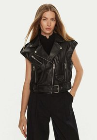 Zwarte leren mouwloze motorjas met meerdere ritszakken, drukknoopsluitingen en een ceintuur in de taille. Gelaagde afwerking met een glanzende glans.