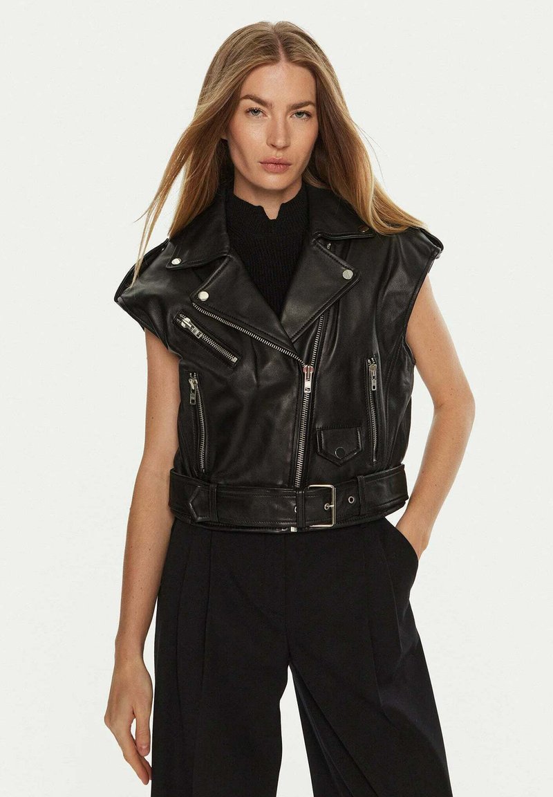 Zwarte leren mouwloze motorjas met meerdere ritszakken, drukknoopsluitingen en een ceintuur in de taille. Gelaagde afwerking met een glanzende glans.