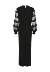 Schwarzer Jumpsuit mit tailliertem Schnitt, langen durchsichtigen Ärmeln mit geschichtetem Spitzenbesatz und tiefem V-Ausschnitt hinten. Glatte Stoffoberfläche.