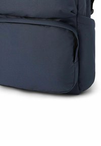 Zaino in tessuto blu navy con una superficie liscia, forma rettangolare e tasche con zip per ulteriore spazio di archiviazione.