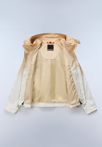 Lysebeige hættejakke med fuld forlynlås åben, der viser en glat indvendig foring og et sort mærke i nakkeregionen.