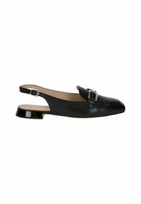 Zapato de cuero negro tipo slingback con tacón plano, punta afilada y un acento de hardware decorativo en la parte frontal. Textura suave con costuras mínimas.
