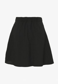 Falda negra con cintura elástica, tejido ligero, diseño acampanado y corte hasta la rodilla. Textura suave con suaves frunces.