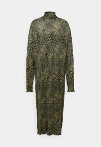 Robe longue en imprimé léopard vert, avec un col montant, des manches longues et un ourlet volé. Fabriquée en tissu léger et semi-transparent.