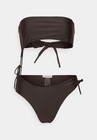 Top de bikini preto tipo bandeau com alças atadas e parte de baixo correspondente com laços laterais ajustáveis. Tecido liso e brilhante com costuras mínimas.