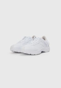 Pantofi sport albi cu un superior texturat, design cu șireturi, guler căptușit și talpă groasă din cauciuc, având o branding subtil în lateral.