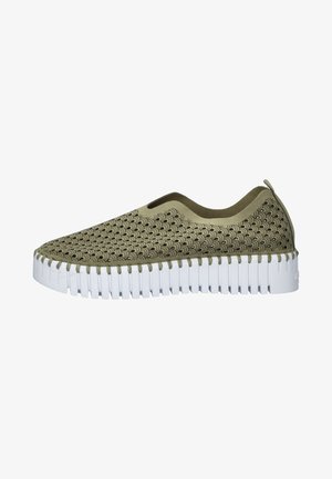 Olivgrüne Slipschuhe mit einer strukturierten Oberfläche, die ein Wellenmuster aufweist, und einer weißen, geriffelten Gummisohle. Schlichtes Design mit seitlichen Öffnungen.