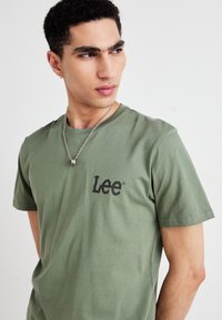 Lee MEDIUM WOBBLY TEE - Camiseta básica - olive stone