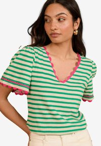 Love & Roses PETITE FIT - SCALLOP V-NECK - Marškinėliai su spaudiniu - green stripe