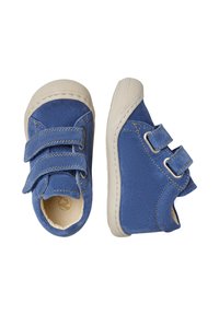 Zapatos para niños pequeños de ante azul con dos correas de Velcro, suela de goma blanca y un forro interior suave. Punta redondeada y detalle de costura en contraste.