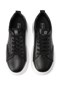 Sneakers neri in pelle sintetica con una texture liscia, dotati di lacci tradizionali, suola in gomma bianca e dettagli di branding discreti.