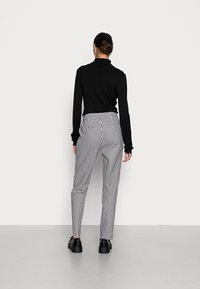 Tommy Hilfiger HAILEY SLIM ANKLE - Chinos - desert sky/ecru