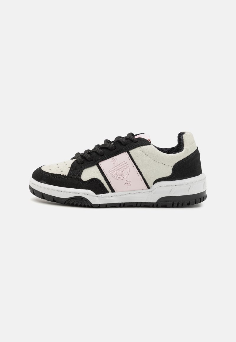 Schwarze, weiße und rosa Wildleder-Low-Top-Sneaker mit schwarzen Schnürsenkeln, Stern- und Augenstickerei an der Seite sowie einer strukturierten schwarzen Gummisohle.