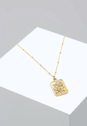 Goldene Halskette mit einem rechteckigen Anhänger, der mit einem geprägten Rosendesign verziert ist. Die Kette ist zart, mit kleinen, gleichmäßig verteilten Gliedern.