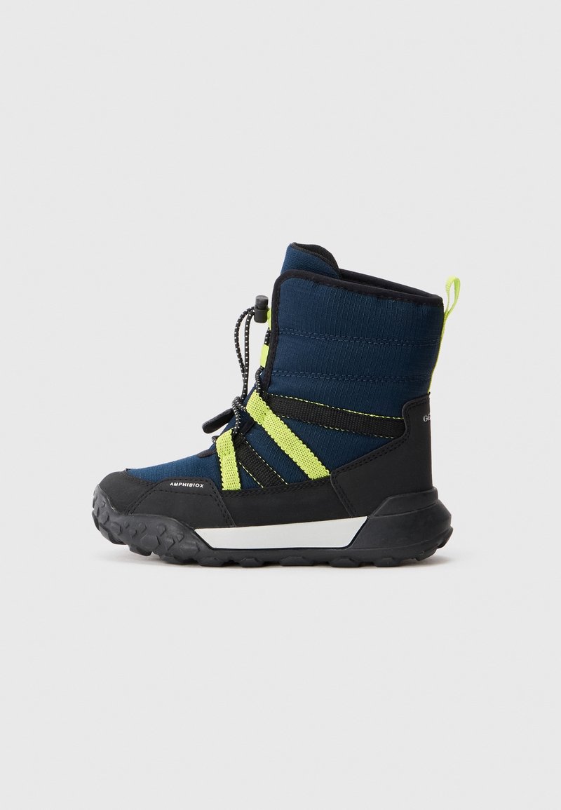 Botte d’hiver bleu marine et noire avec des sangles jaunes, semelle épaisse à crampons et languette, adaptée aux conditions froides et humides.