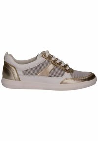 Bílé tenisky se zlatými kovovými akcenty, texturovanými síťovinovými panely, šněrováním vpředu a hladkou gumovou podešví. Mají zaoblený design špičky.