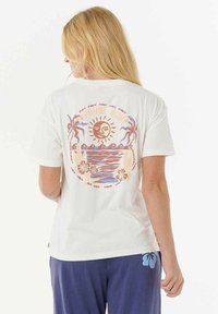 Weißes Baumwoll-T-Shirt mit einem bunten Sonnen- und Ozeangrafik auf der Rückseite, umgeben von tropischen Pflanzen und Wellenakzenten.