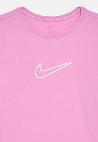 T-shirt à col rond Nike Dri-FIT rose avec le logo Swoosh blanc centré sur la poitrine et le texte "Nike" répété à l'intérieur du col.