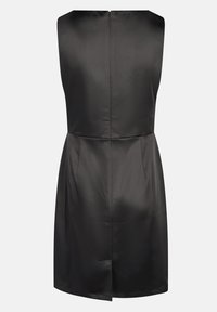 Schwarzes Satin-Kleid mit ärmellosem Design, das einen Reißverschluss auf der Rückseite und dezente Falten an der Taille für zusätzliche Details aufweist.