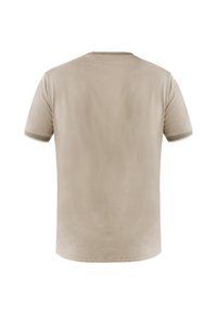 T-shirt beige a maniche corte realizzato in cotone. Presenta un collo tondo e una texture liscia con cuciture a contrasto sulle maniche e sul collo.
